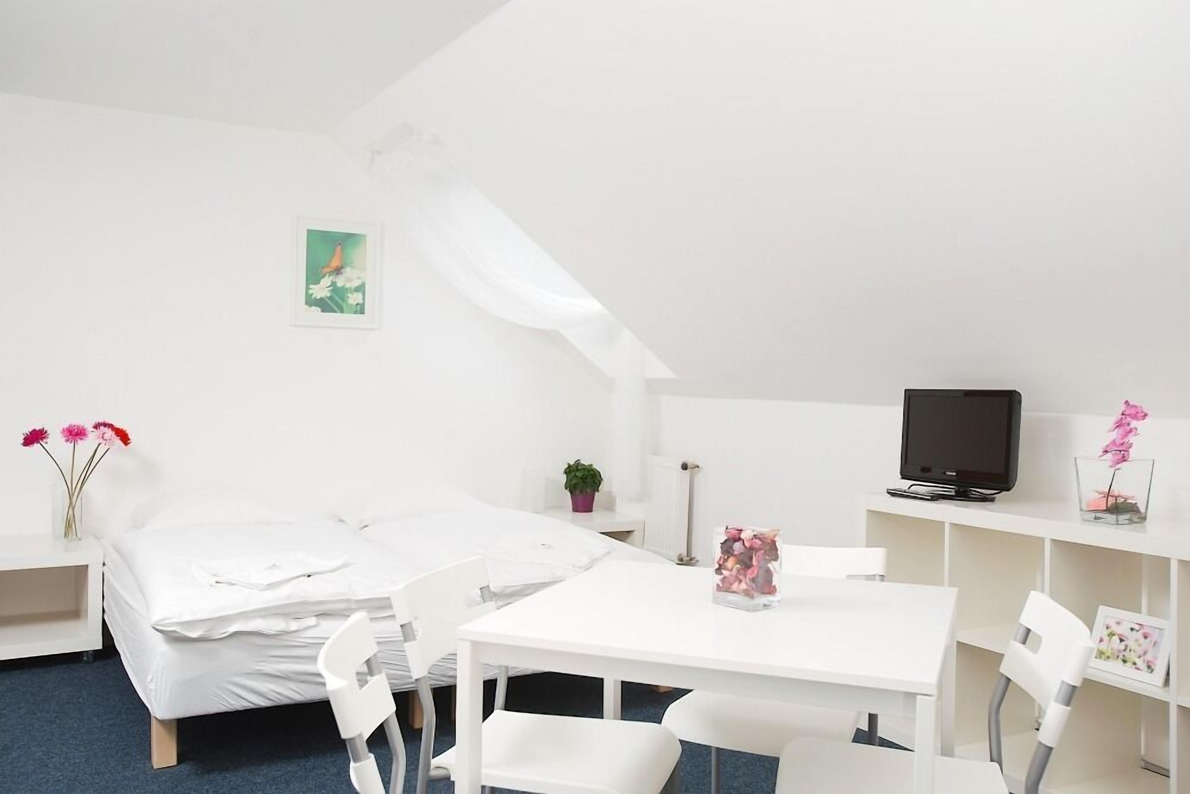 Twin Room,1722929702:JPEG